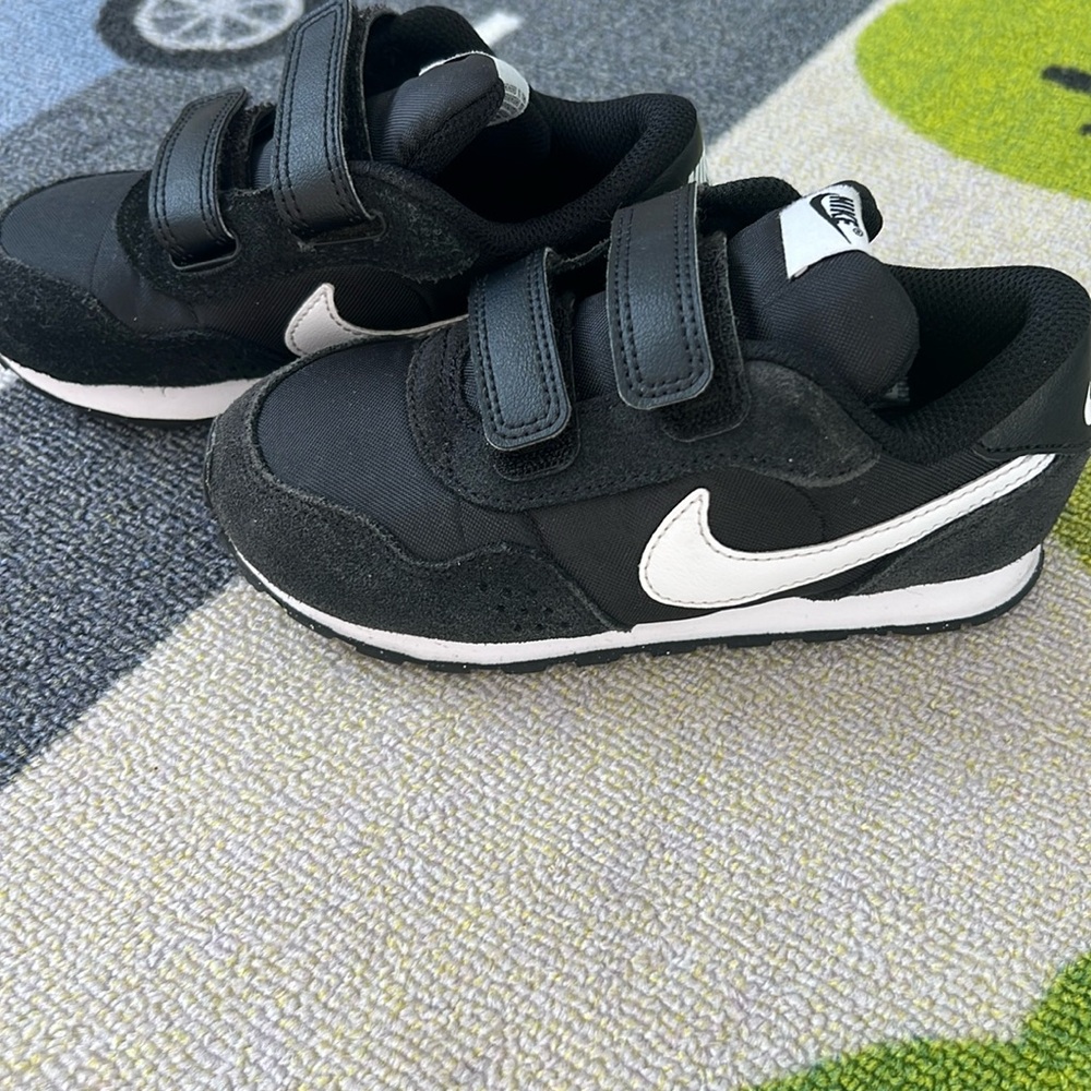 Size 10 toddler boy nike sneakers